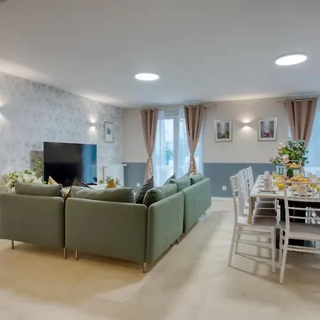 Casa vacanze Large House Ideal For Groups Families 12 People